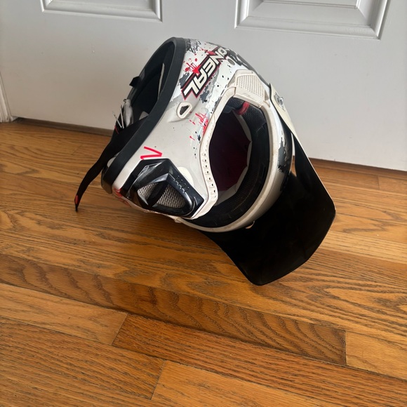 O’Neal 9 Series Motocross Helmet | White/Black Skull Splatter Graphics - Picture 6 of 7